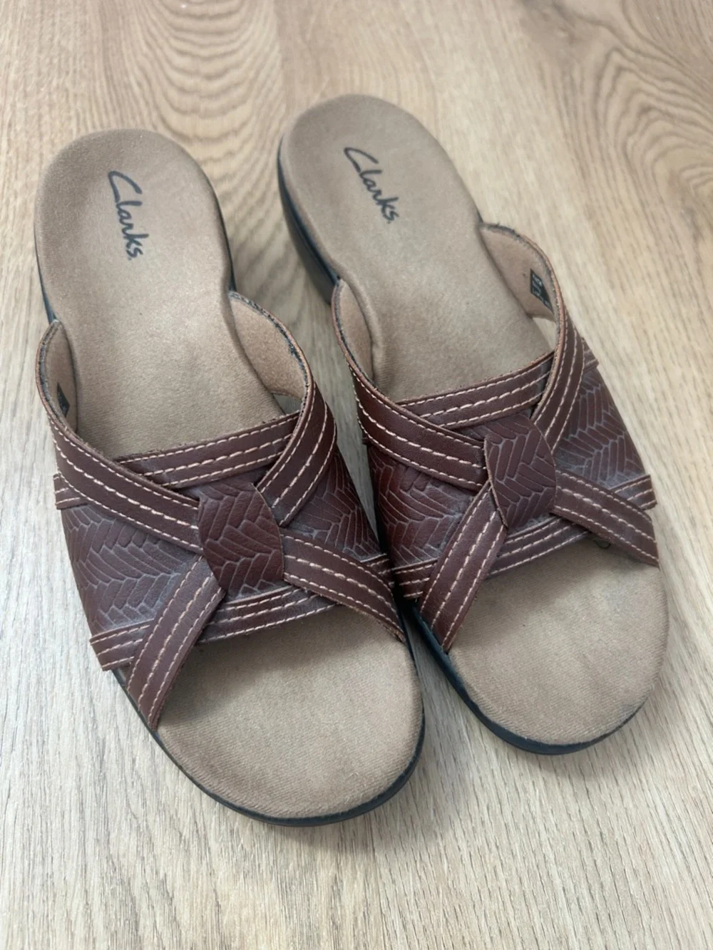 Clarks Brown Woven Leather Slide Sandals with Cross-Strap Detail Size 6
